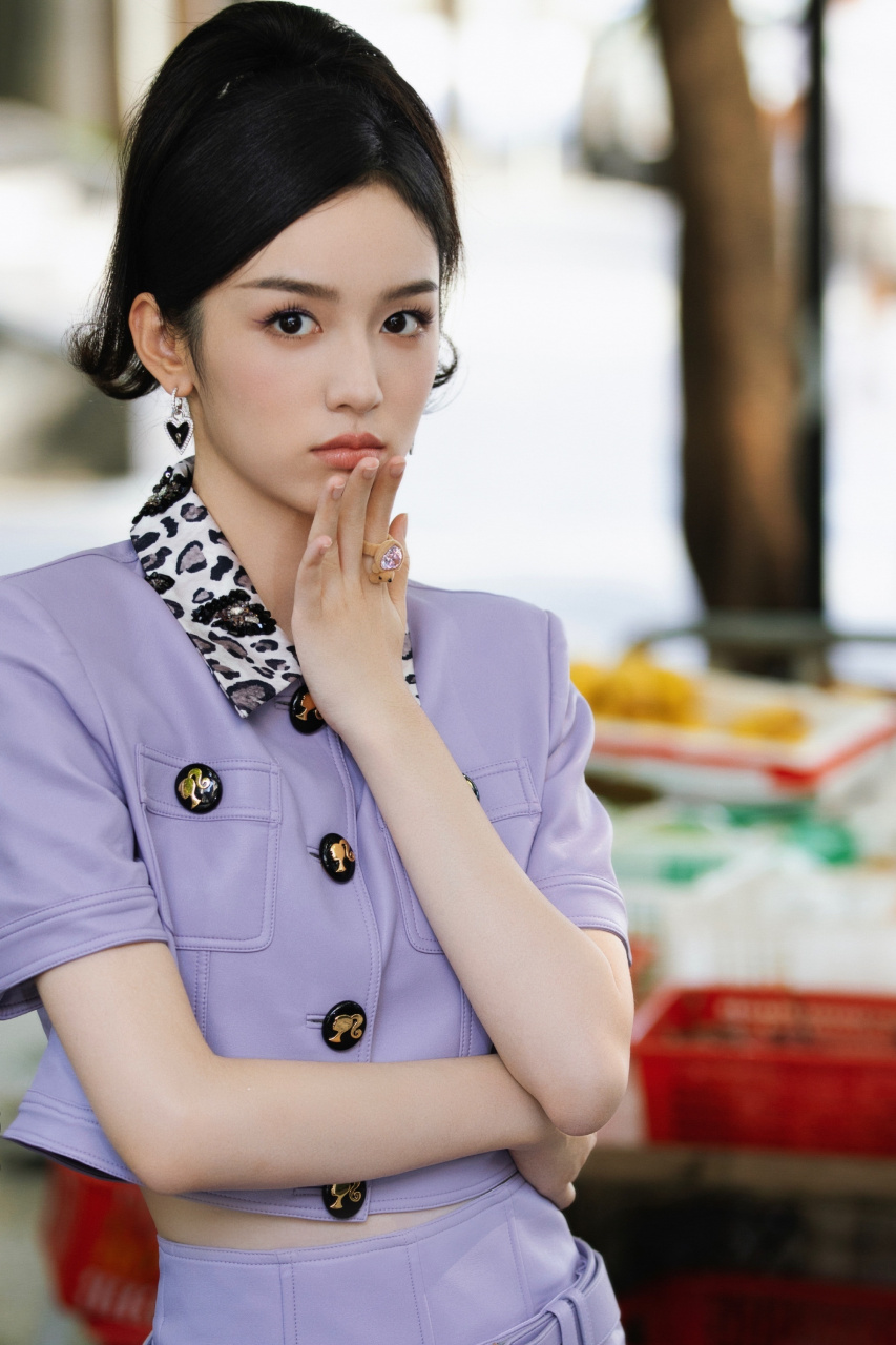 周也短发紫色穿搭甜美写真组图