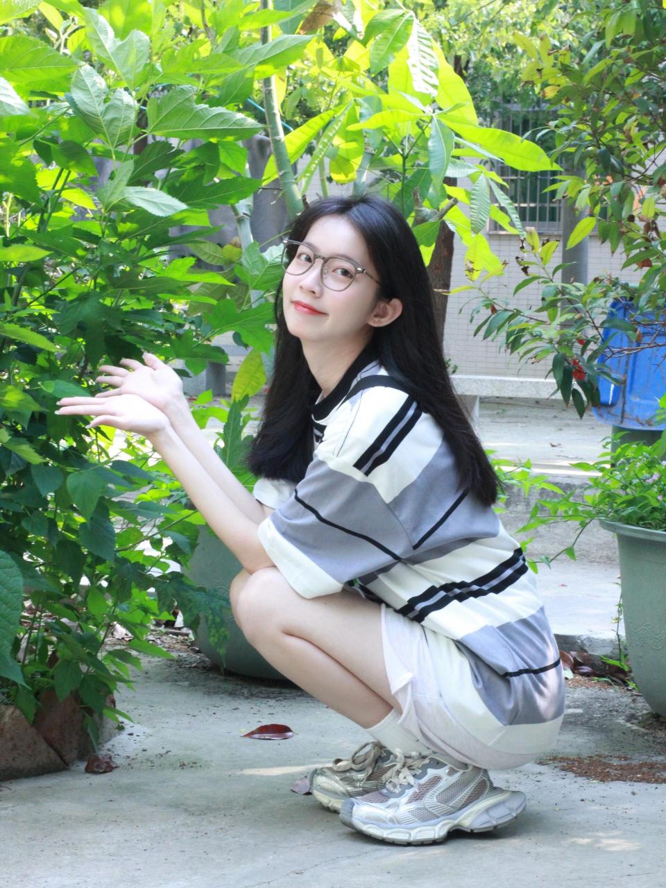 眼镜女孩,表面斯文