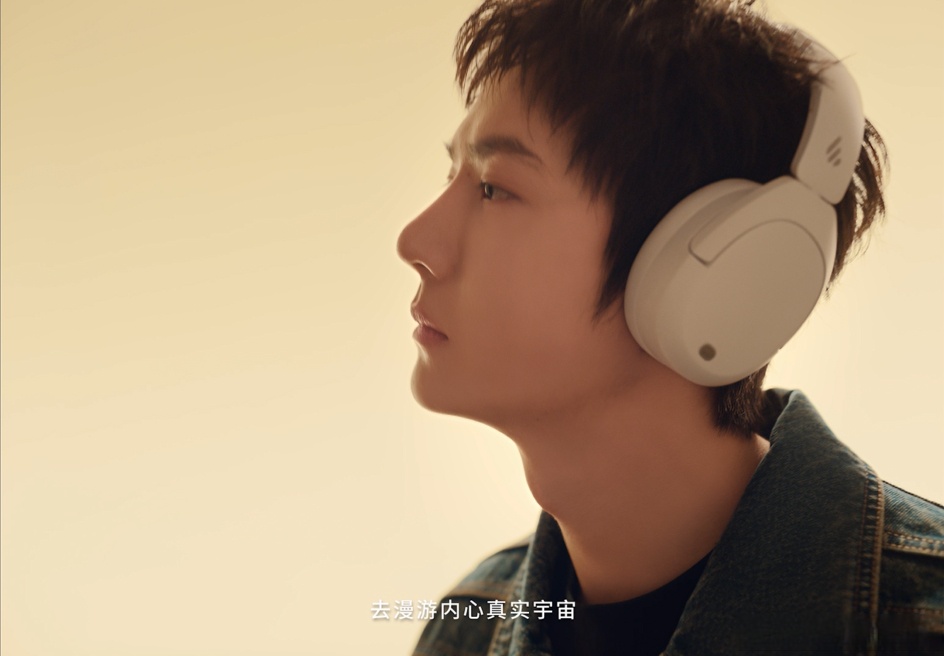 想和王一博一起漫步#各种型号的耳机当中,我尤其钟爱头戴式,因为罩种