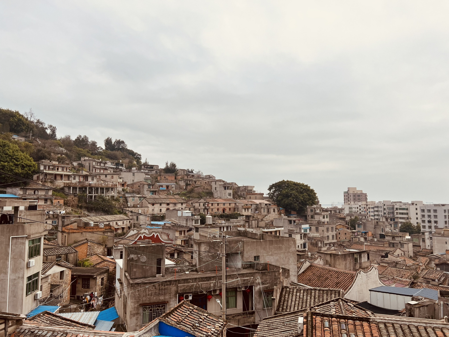 定海古城遗址 古城城墙保存的蛮好的,然后就整个村庄有点中国版里约热