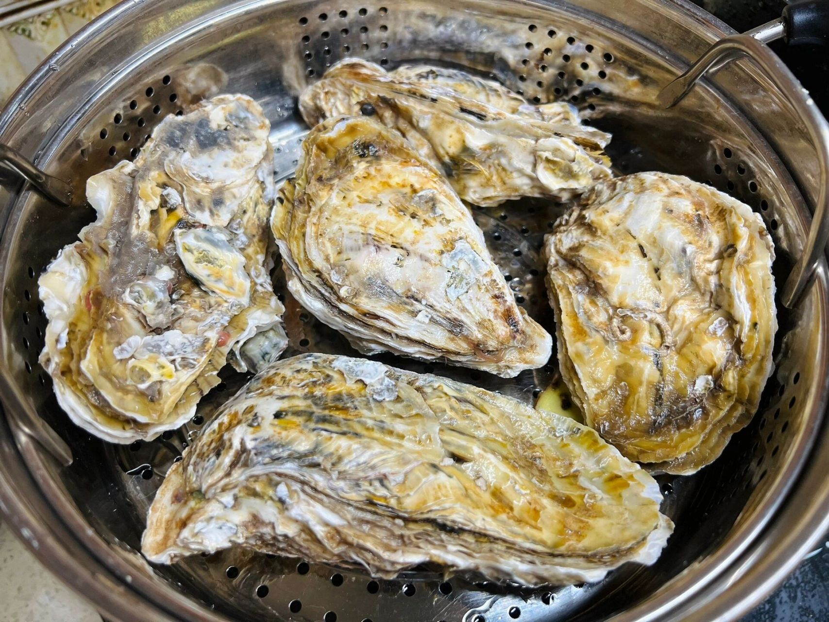 亲测最简单清蒸生蚝做法 11566用刷子清洗干净生蚝的壳 21566