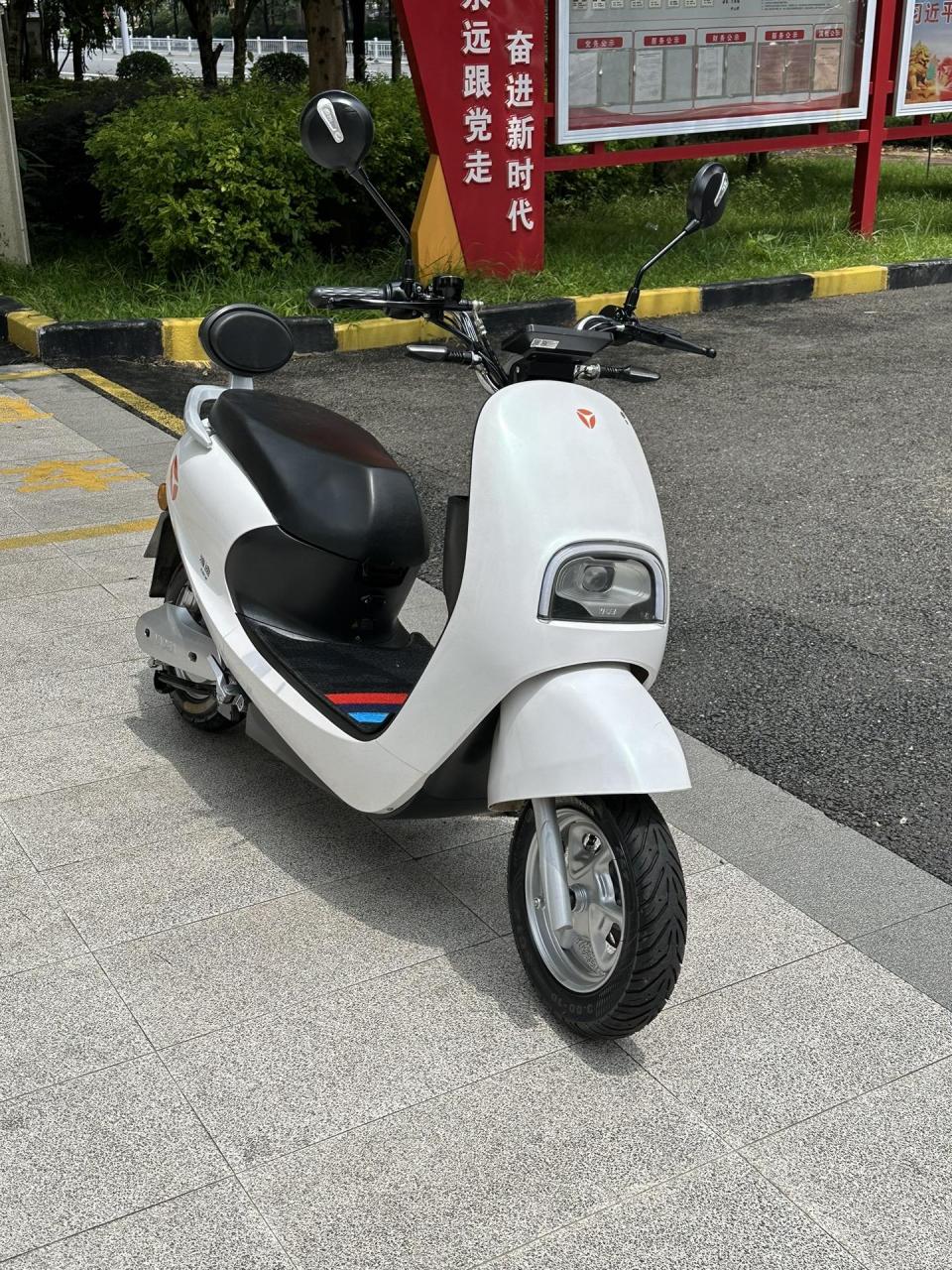 品牌:雅迪 车型:米露(行驶8600公里) 电池:60v23a(六个雅迪石墨烯大