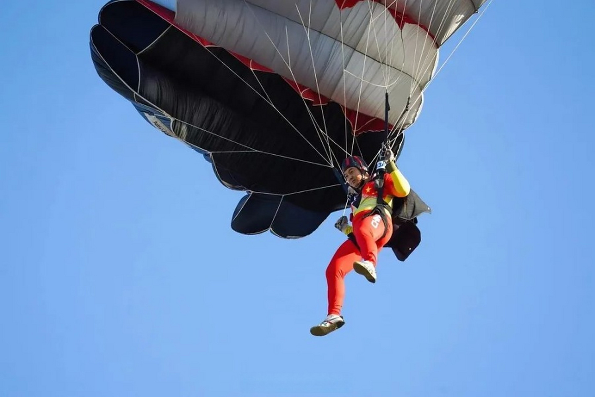 【豪夺9金 河南跳伞健儿出彩特技定点跳伞世界杯】10月11日,记者从