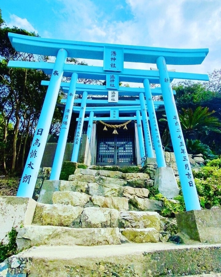 鸟居就像一扇无形的大门,把人界与神居住之地分隔开