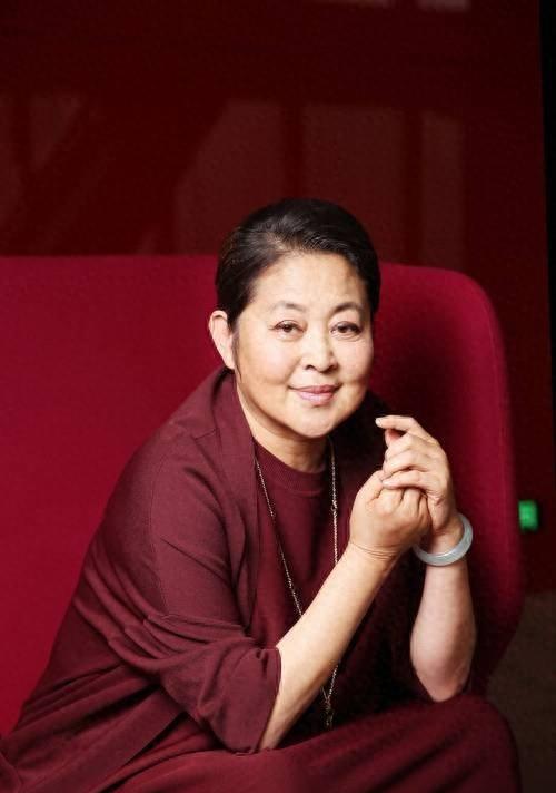 倪萍,这位知名主持人,不仅以其豪爽大方的性格深受观众喜爱,还在娱乐