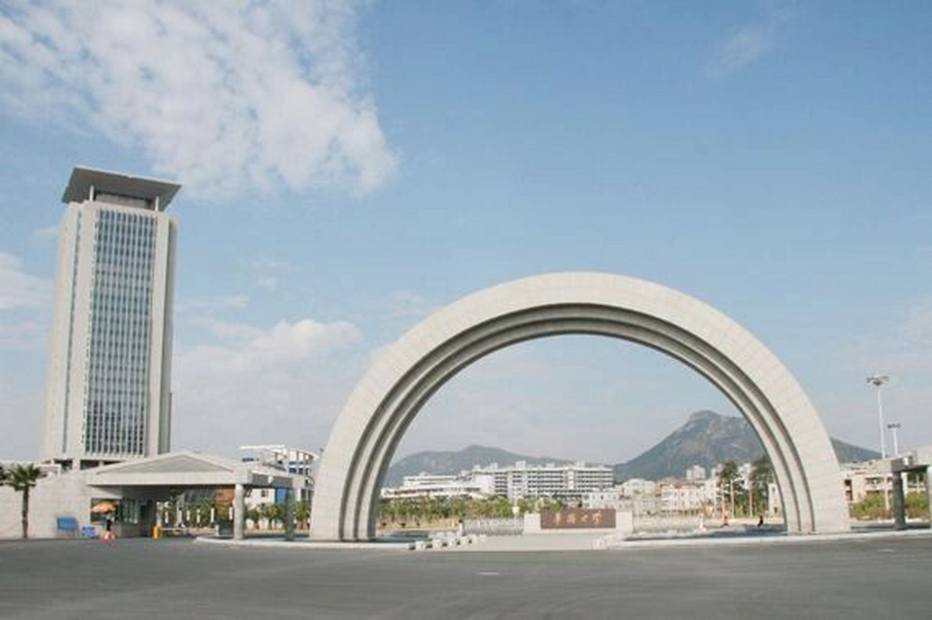 华侨大学厦门校区欢迎2023级新萌啦95 华侨大学厦门校区风景一角!