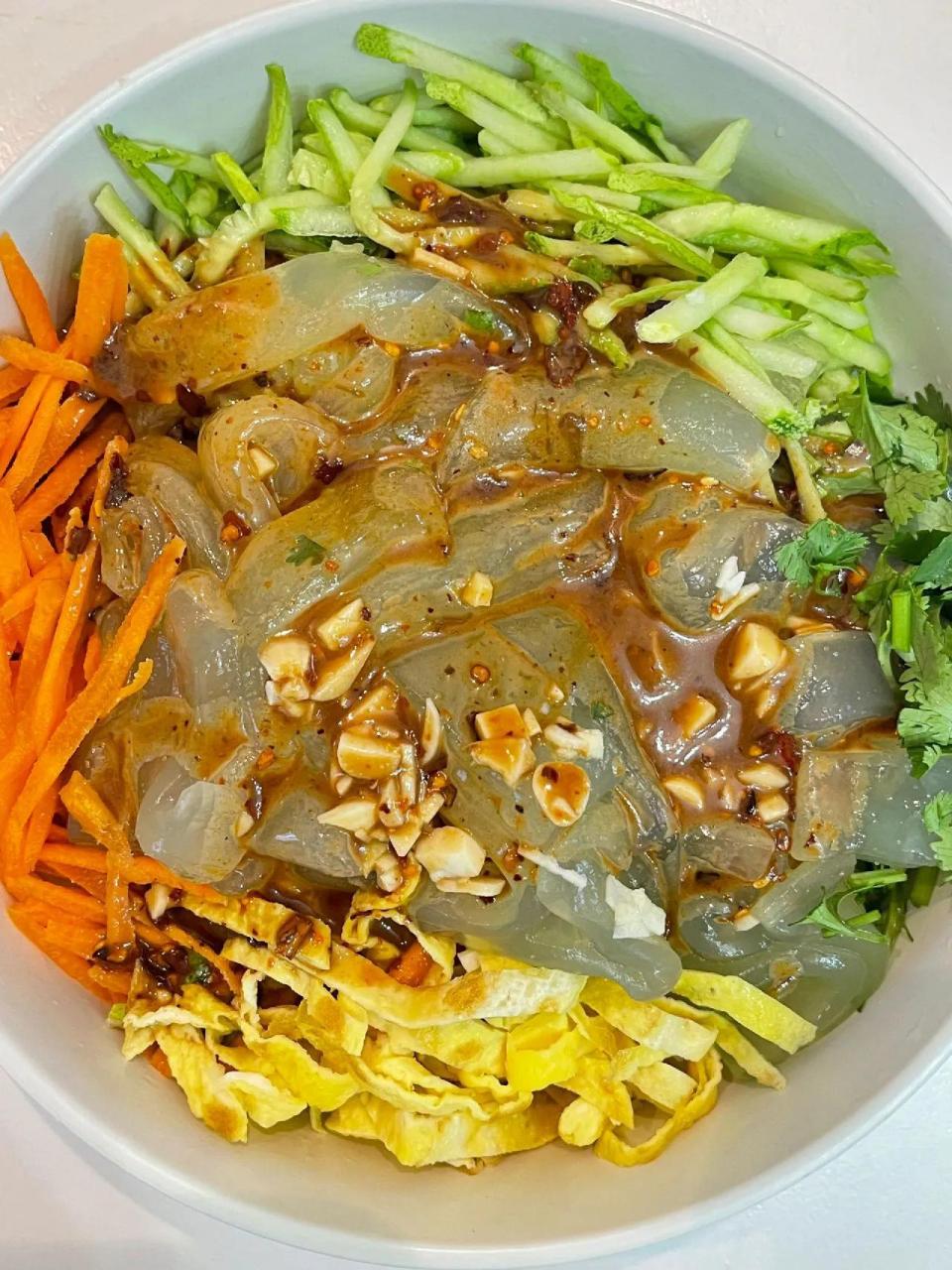 天热不想做饭,那一定要试试这个凉拌大拉皮!