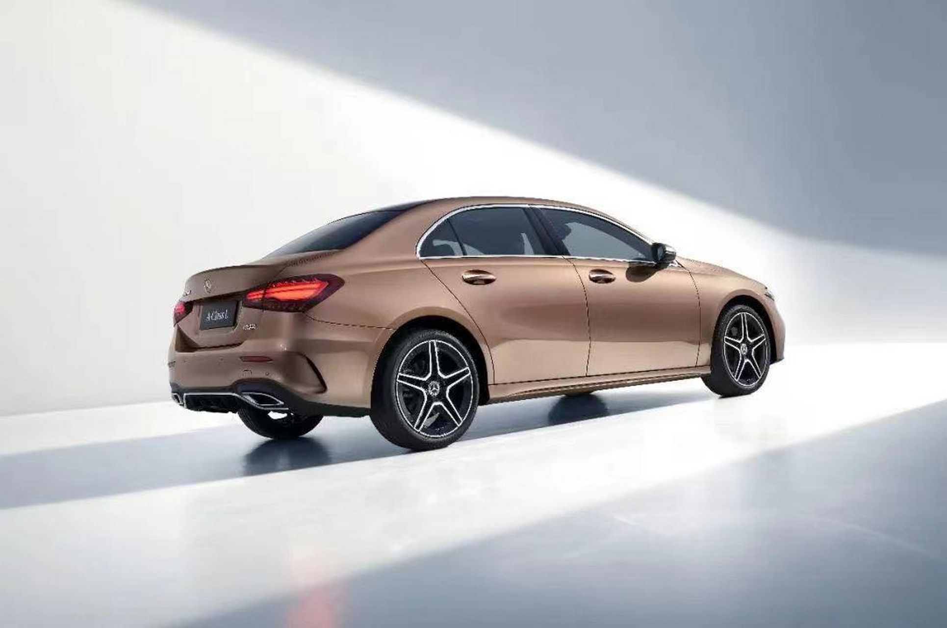 新款奔驰长轴距a级三厢轿车上市,a180售价24.95万元;a200售价26.