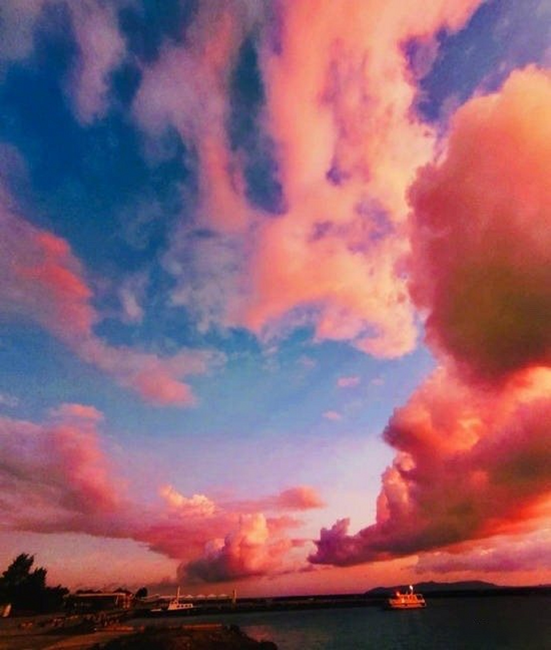 陈乔恩在社交平台晒出一张粉色天空的照片,配上了一个小天使爱心的