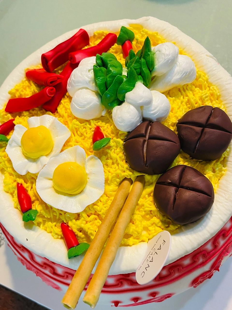 能把蛋糕做成一碗长寿面的造型,创意太赞了!谁看了不想买?