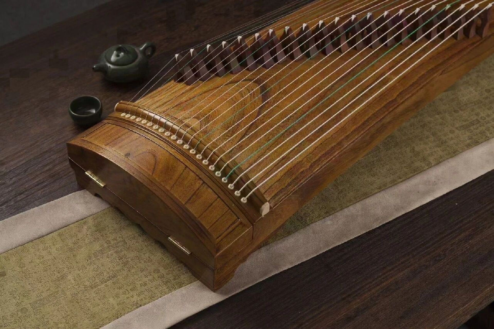 焦桐古筝 一米桐色怡人 面板:兰考一级泡桐木 工艺:素面工艺 全国统一