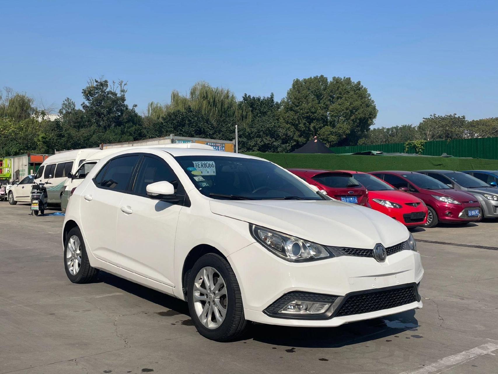 2014年名爵5两厢手动挡,车况好,白色