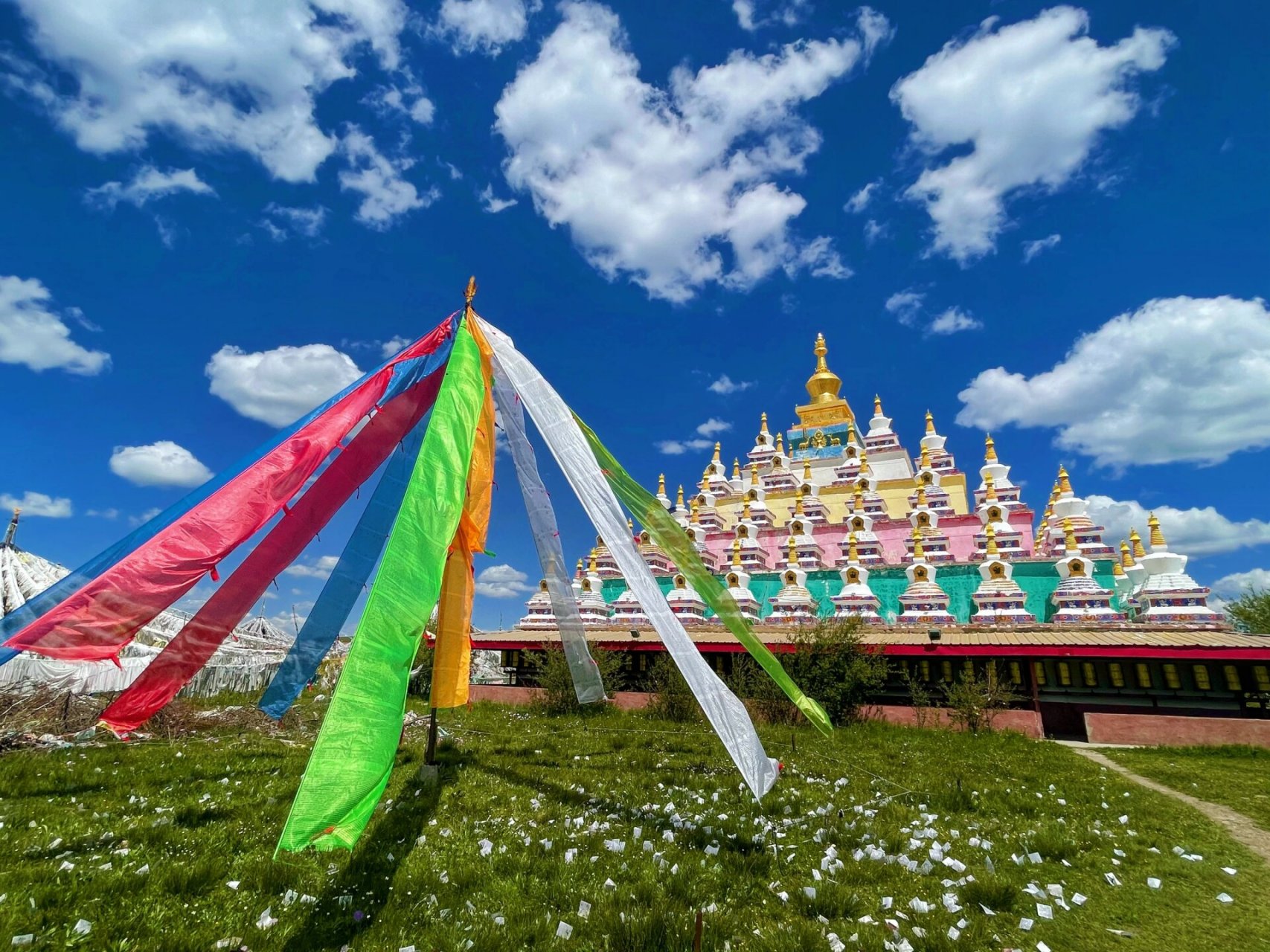 瓦切塔林～色彩与信仰的完美融合 瓦切塔林位于四川省阿坝州红原县的