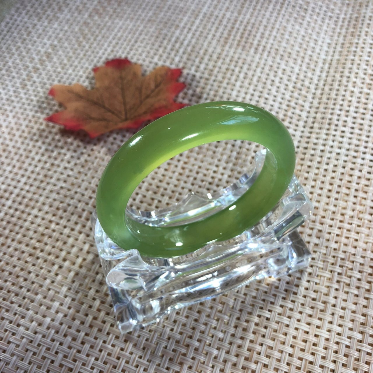 盘玩岫玉手镯时需保持手部的干净,盘玩的时间越久,其表面形成的包浆也