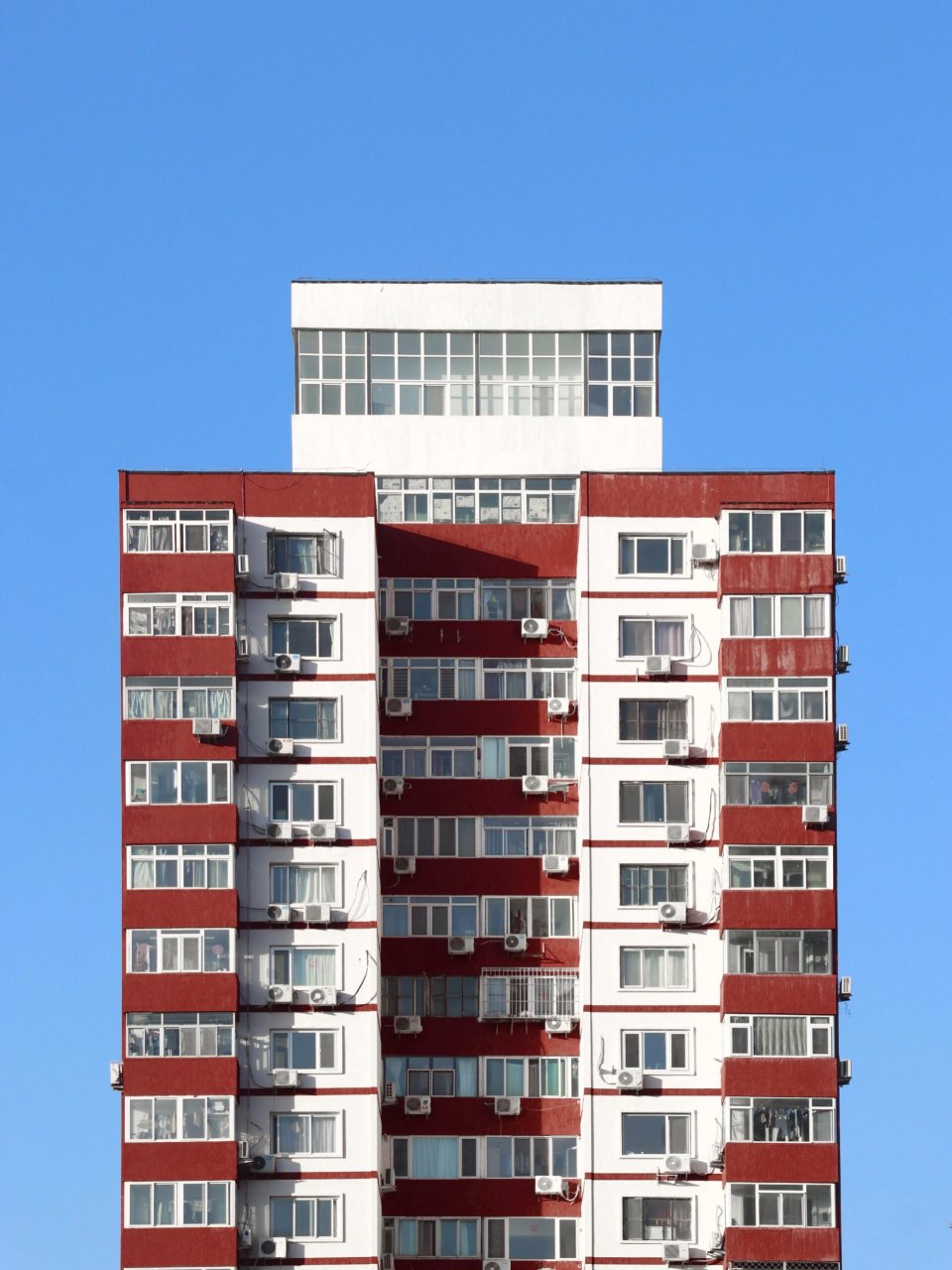 一座典型的80年代住宅楼,很有社会主义的风格. 红白相间,16层左右.