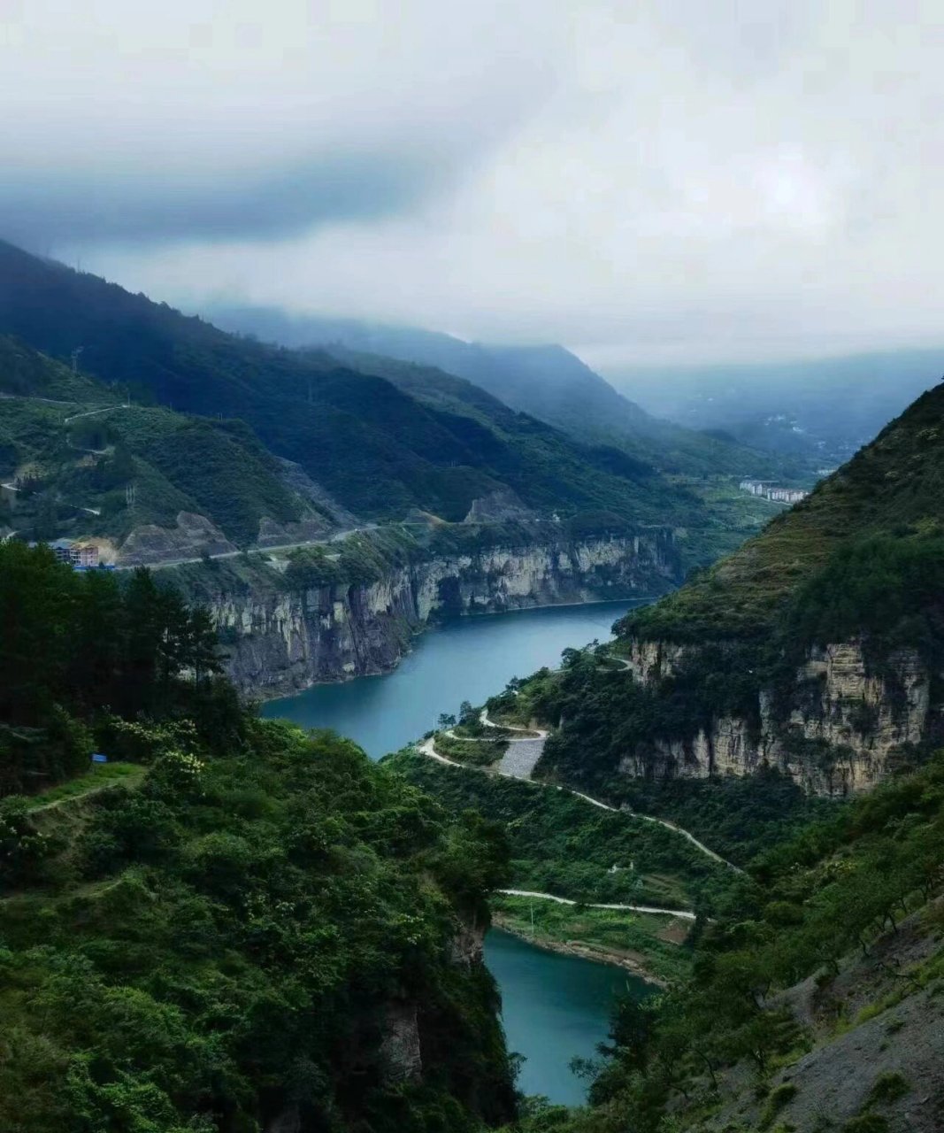 徒步招募 南川金山湖 金山湖依山傍水,背靠延绵起伏的青山,环抱如翡翠