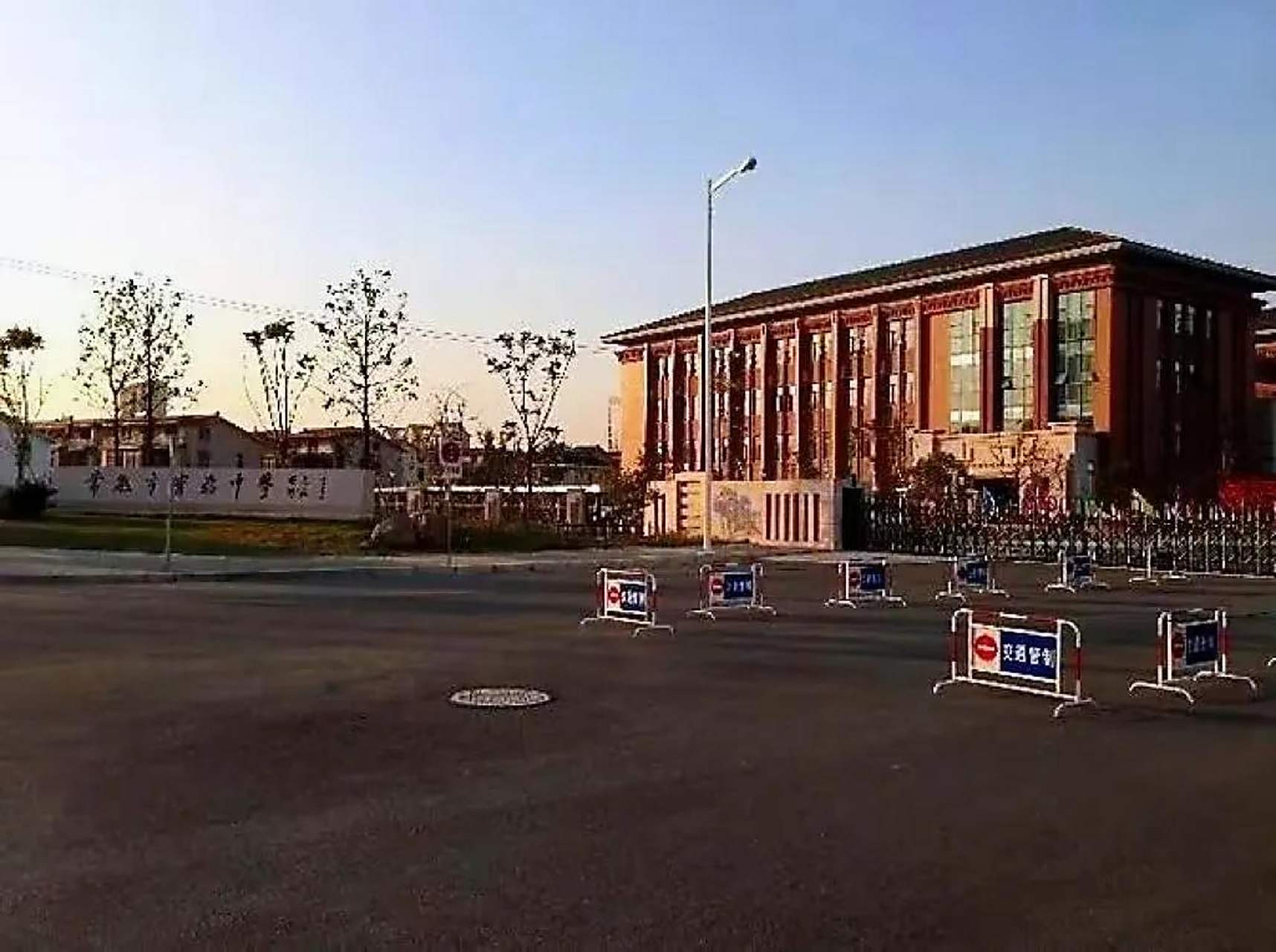 4月6日,江苏省常熟市实验中学一名初三女生手持匕首捅伤了一名男生