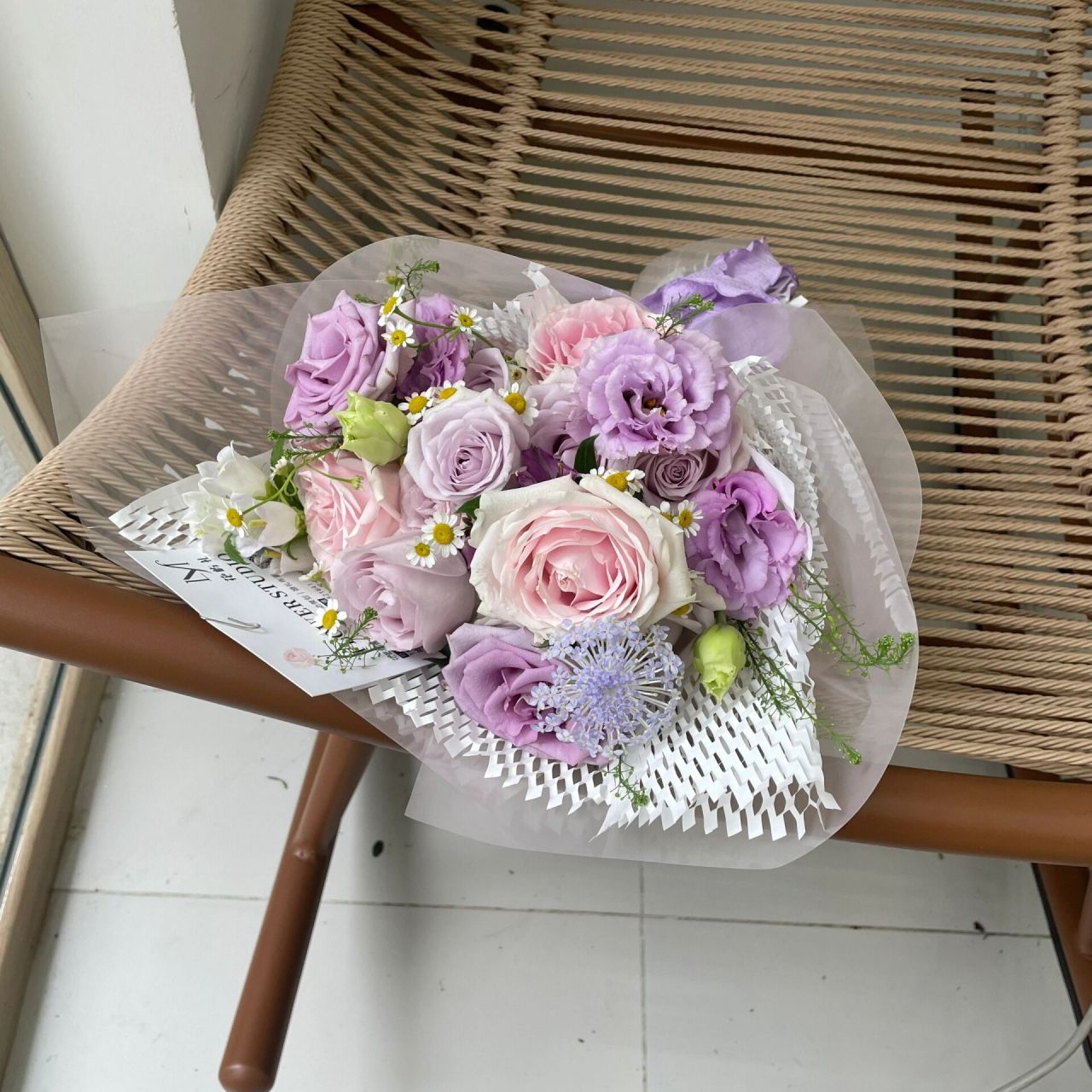 毕业季的学生手捧鲜花拍毕业照95 "我们以梦为马,不负韶华" 毕业季