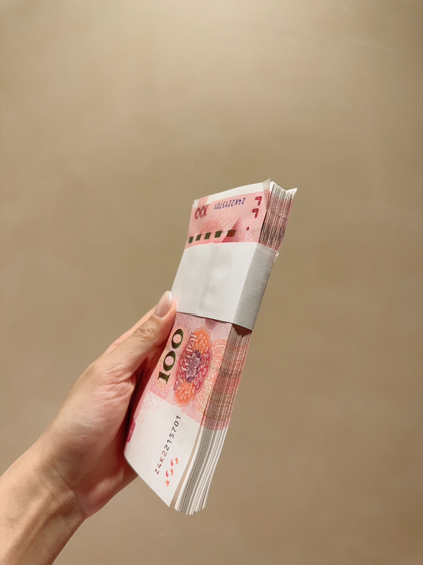 原来一万块钱这么厚 感觉好久没摸到现金了 年终奖 现金奖金 十三薪