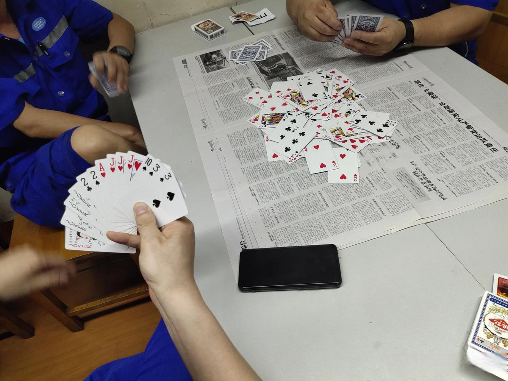 打滚子是大连老百姓常见的一种打扑克的打法,上到电视台,下到群众