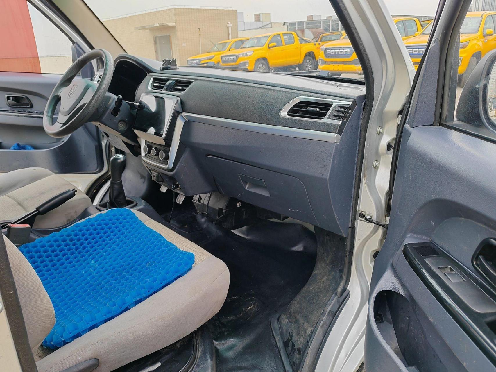 金杯t30单排厢式货车 1.