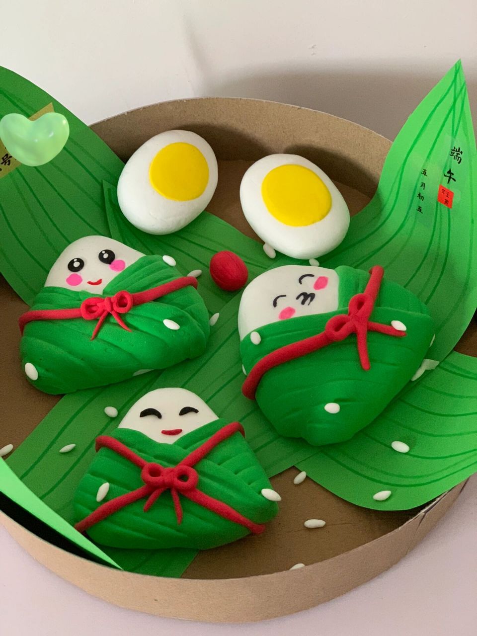 端午节手工 幼儿园小班端午节手工来了 黏土大粽子们 还有咸鸭蛋 大