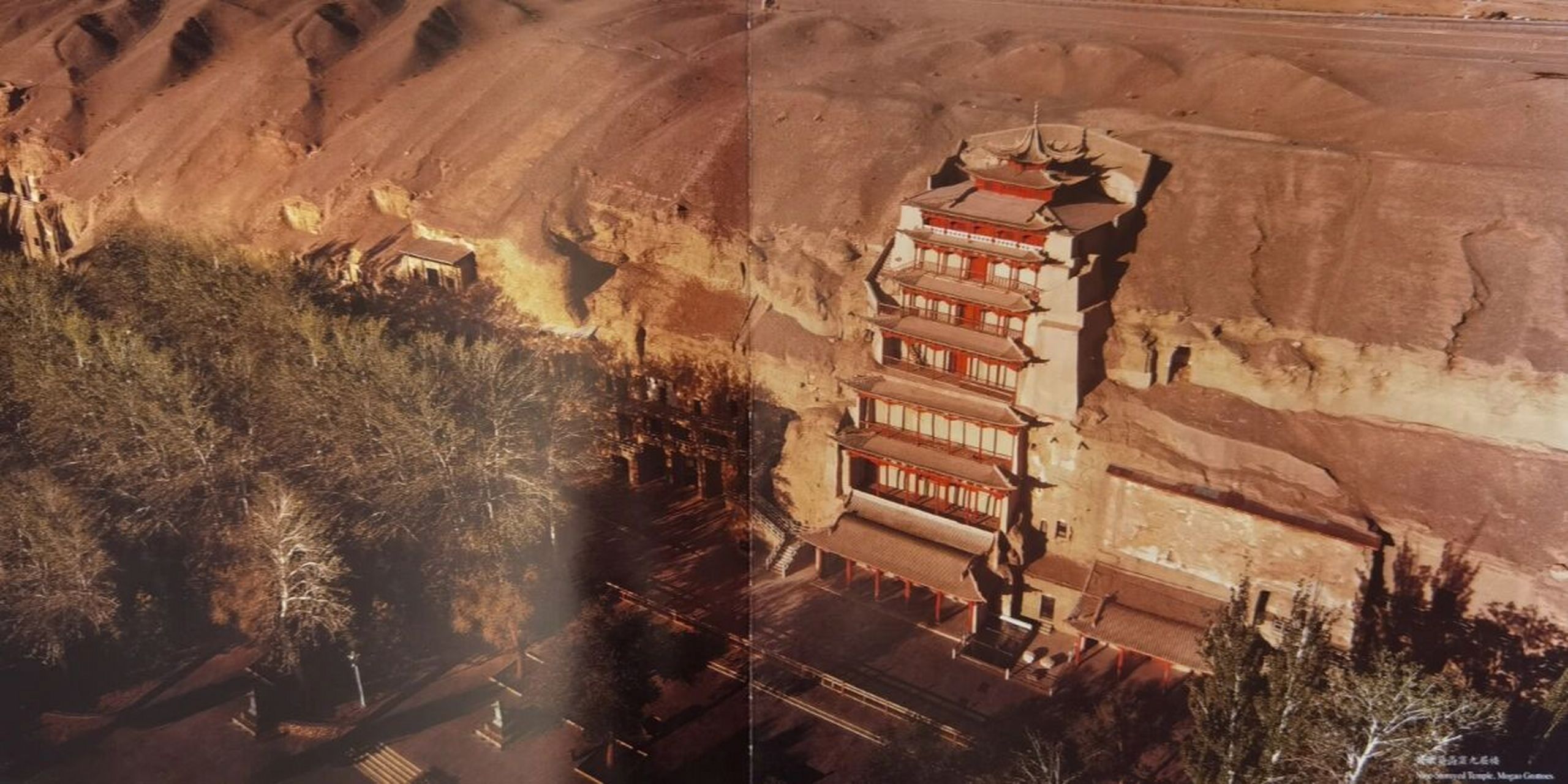 从远处观看,是一座雄伟壮观的九层楼阁,俗称九层楼,它是莫高窟最大的