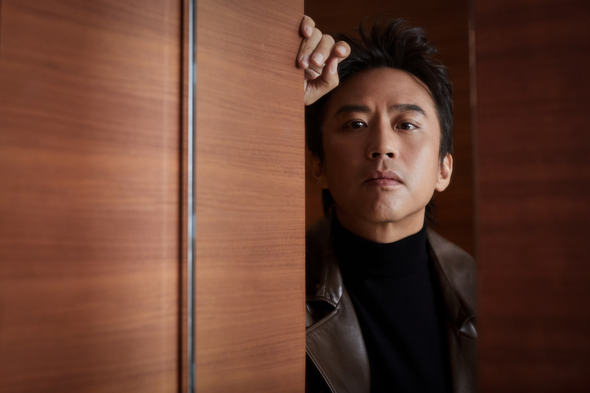 邓超#超哥以行动力挺好友吕燕 comme moi十周年大秀,身着咖色皮衣