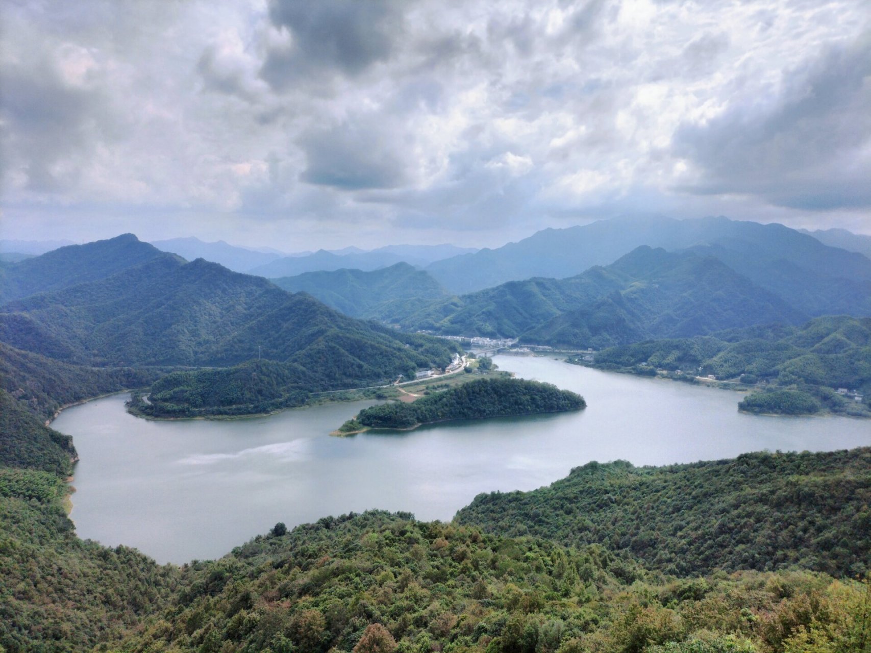 屋脊山7215 1    霍山屋脊山7215简单打卡,中午的时候爬的,没