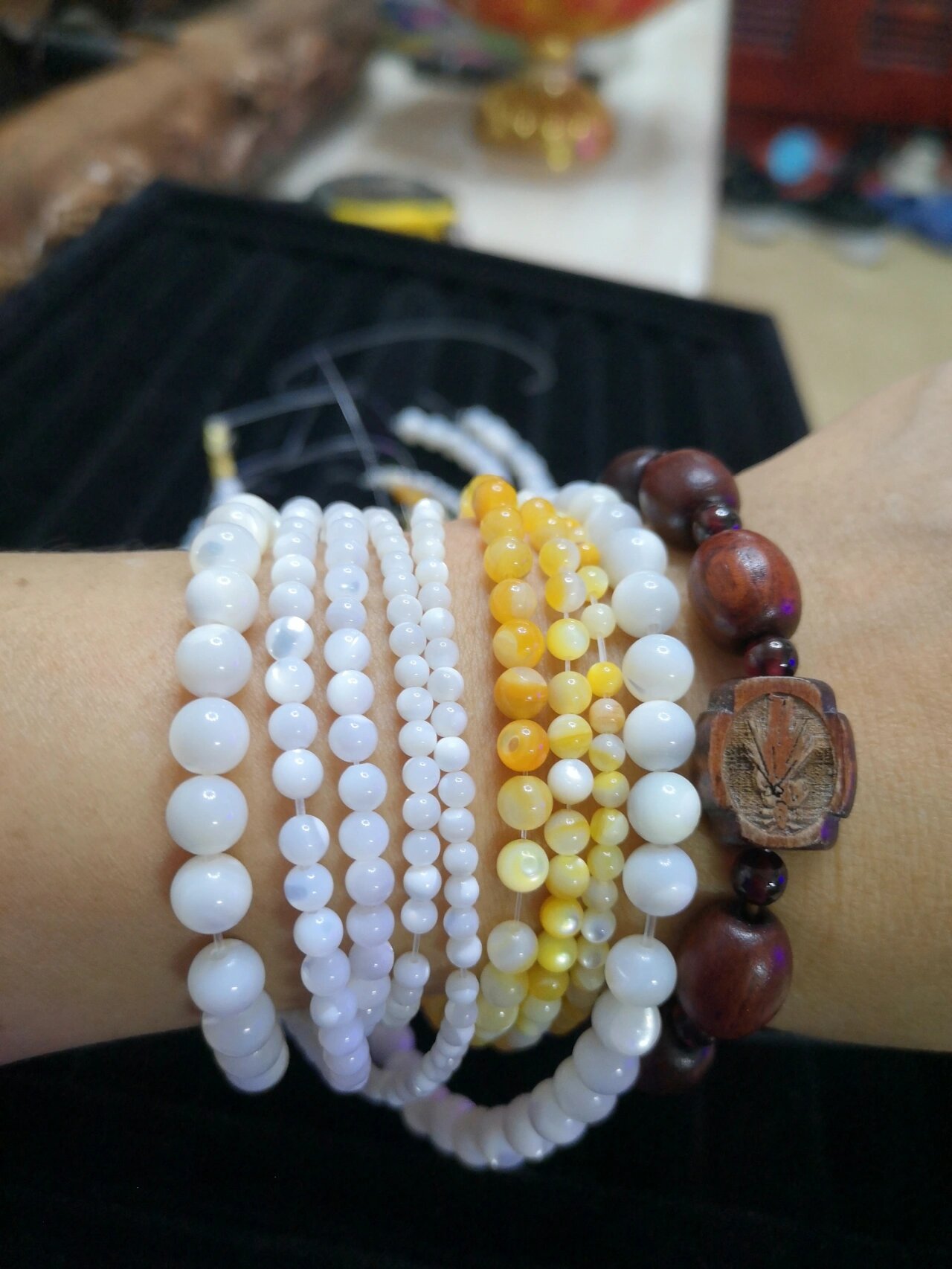 白色:天然马蹄螺贝珠 金色:天然黄金 碟贝珠 贝壳也能做成美美的珠子