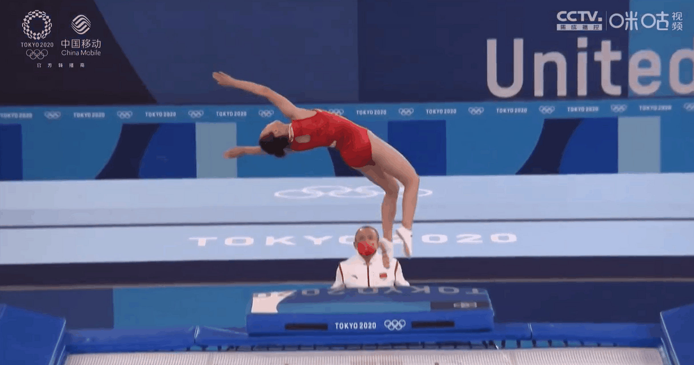 在#东京奥运会# 女子蹦床资格赛中,中国选手刘灵玲和朱雪莹发挥出色