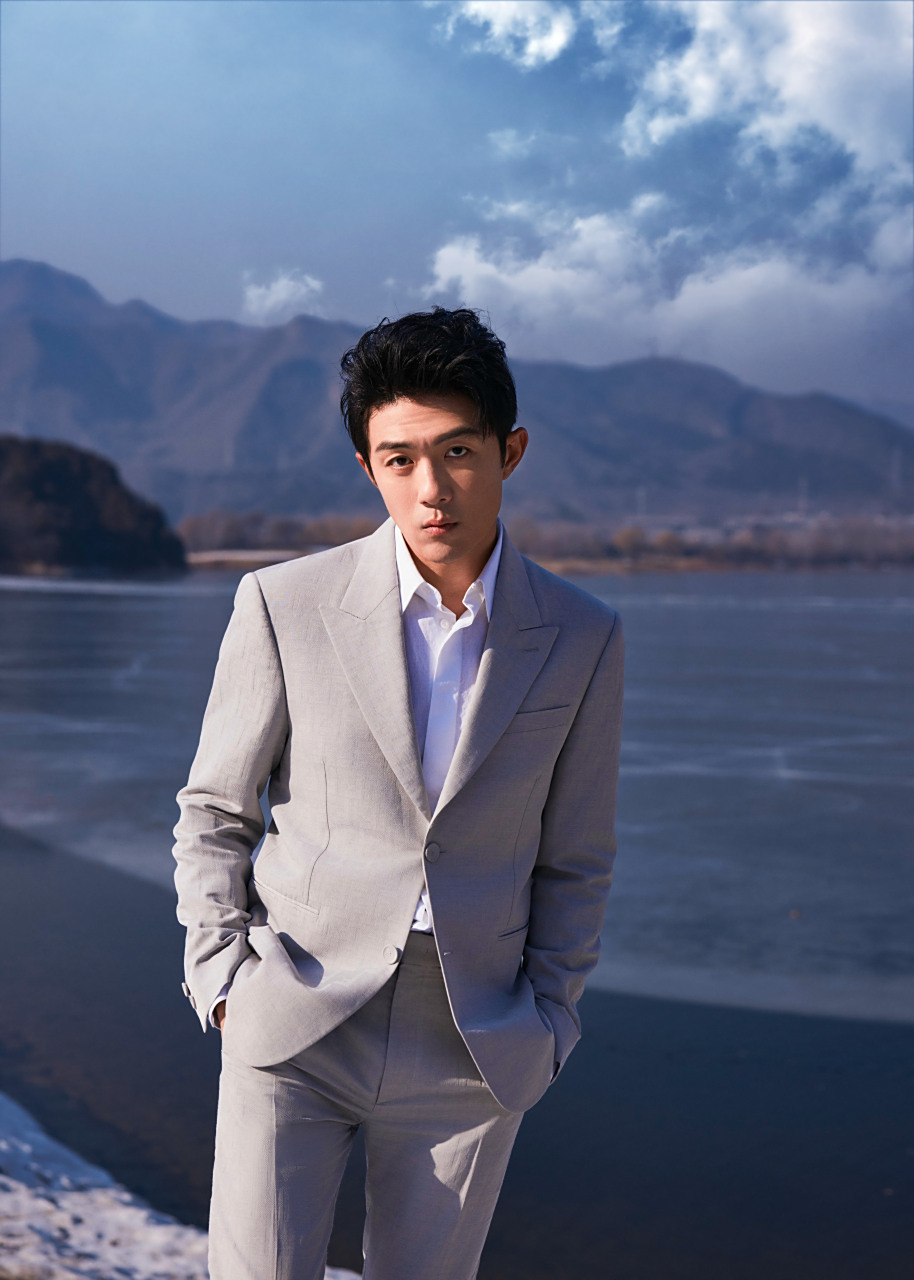 李泽锋超话 演员李泽锋 在#中国电视剧年度盛典# 浅灰西装与暖冬阳光