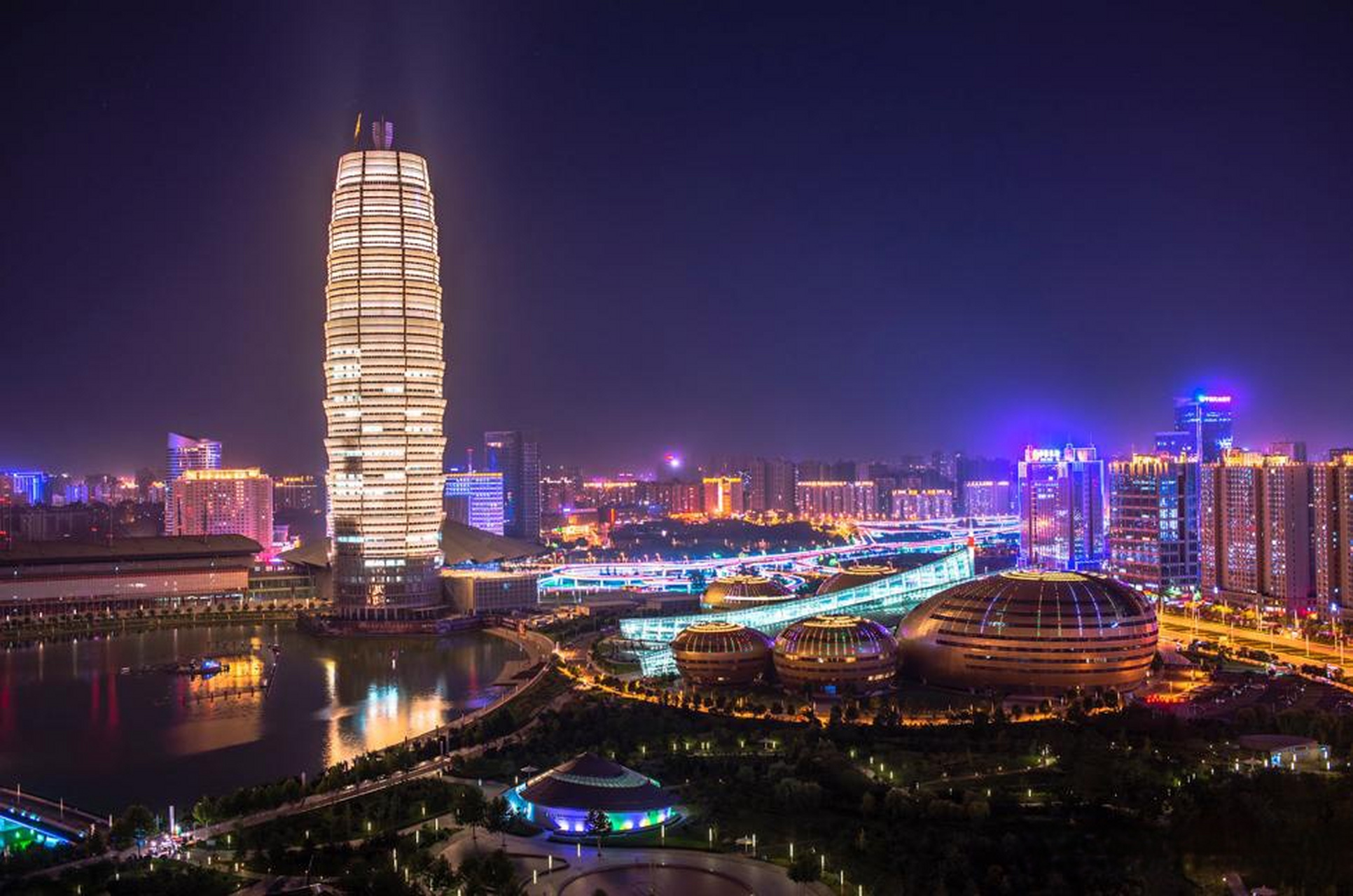 郑州西区的"中央文化区"包括郑州奥体中心,郑州市民活动中心,郑州文博