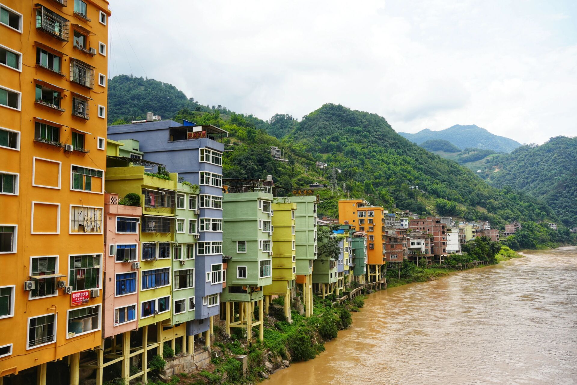 中国最窄的县城-昭通市盐津县 整个县城只有一条路,对路痴友好 最窄的