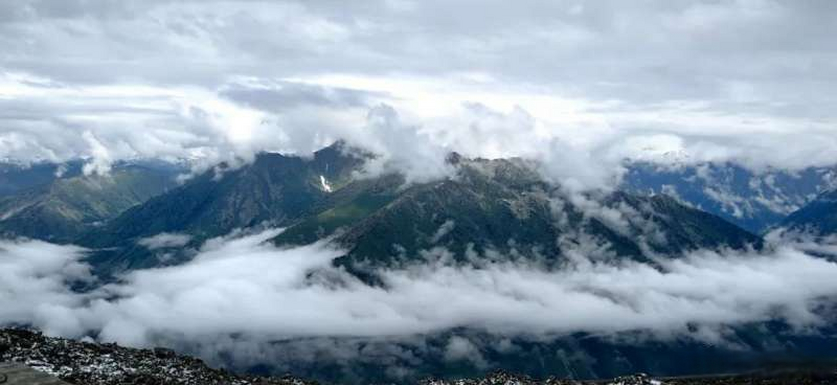 旅行##泰旅晚安#  吉克普林的云海,时而似薄纱,轻轻笼罩山峰;时而如