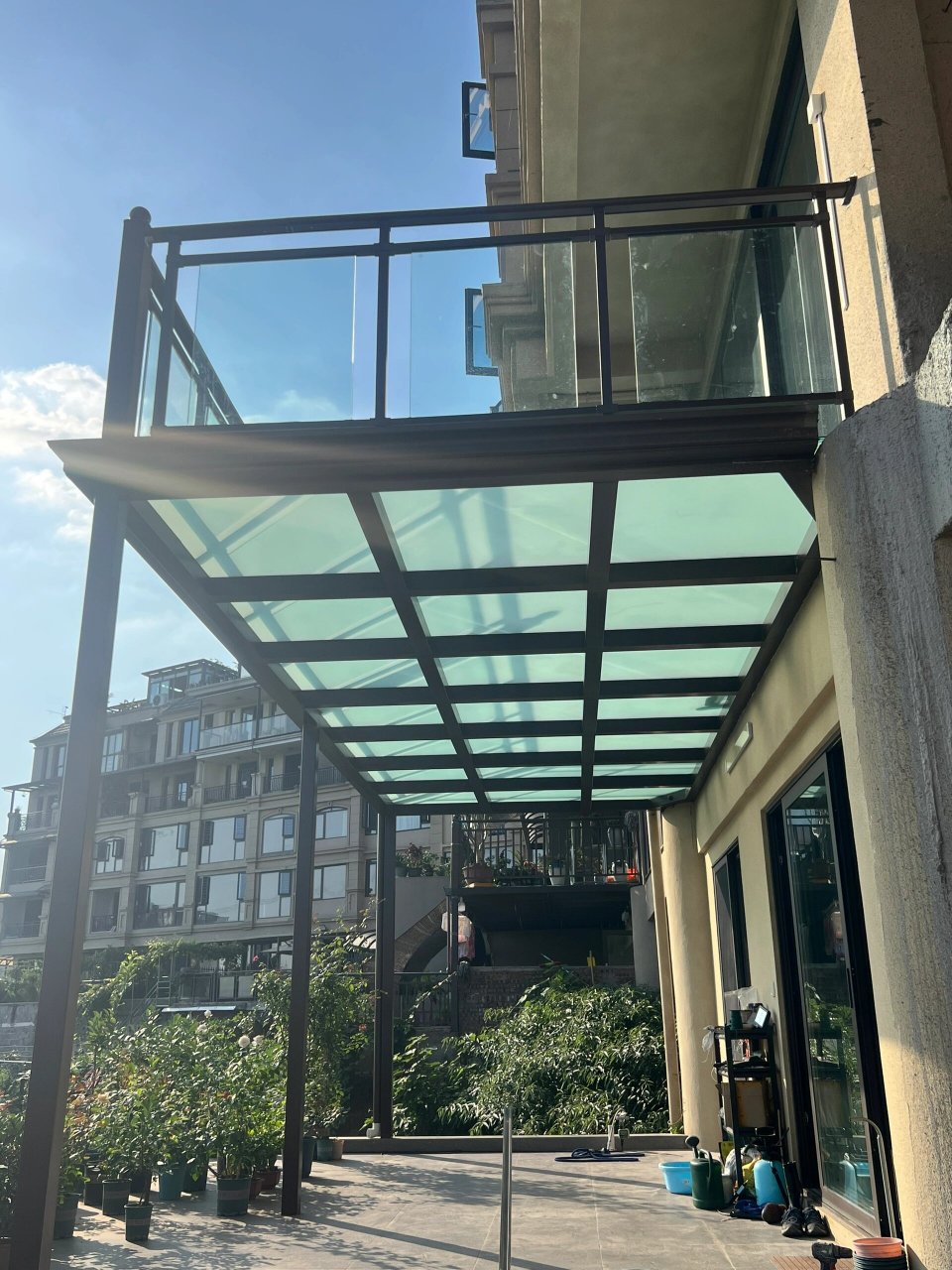 钢结构露台 需要做挑空露台看过来,钢架棚加8 8夹胶玻璃 这样做多出来