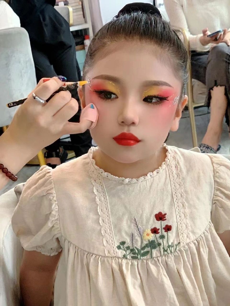 可可爱爱的小朋友舞蹈妆造