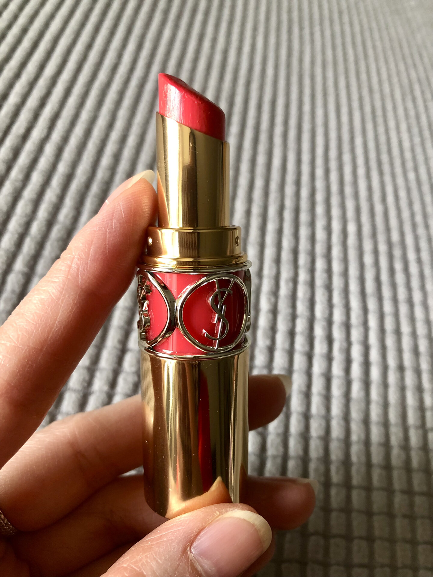 试色 朋友送的这个色号,本以为是润唇膏,结果打开才发现是支口红96