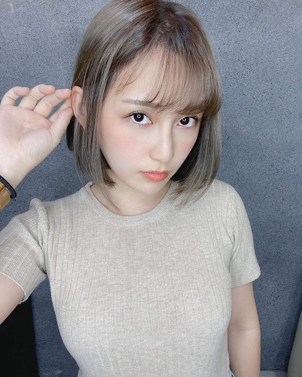 陈乐乐保守衣服下依然可以看出曼妙曲线,那饱满凹凸的豪乳好身姿让人