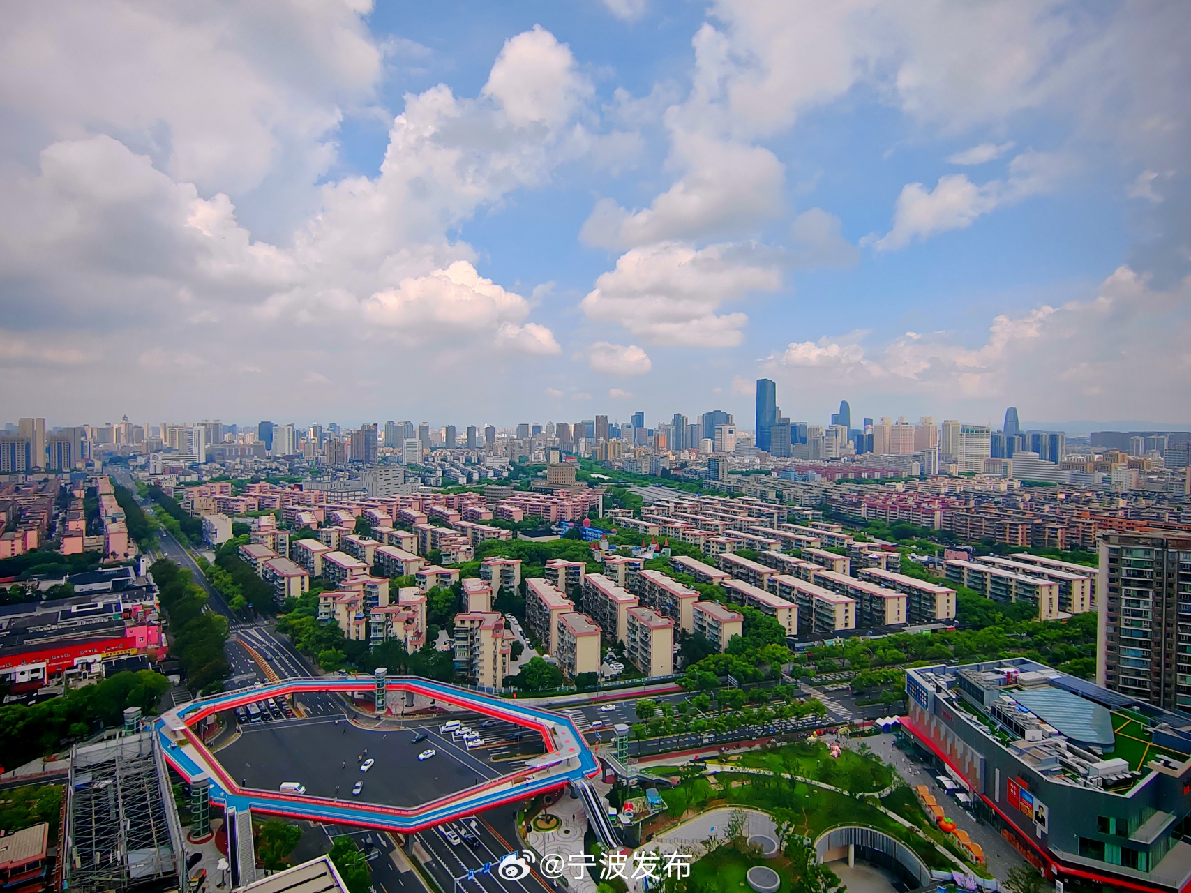 【儿童公园边上的人行天桥投入使用】#宁波新闻#  中兴路与兴宁路交叉