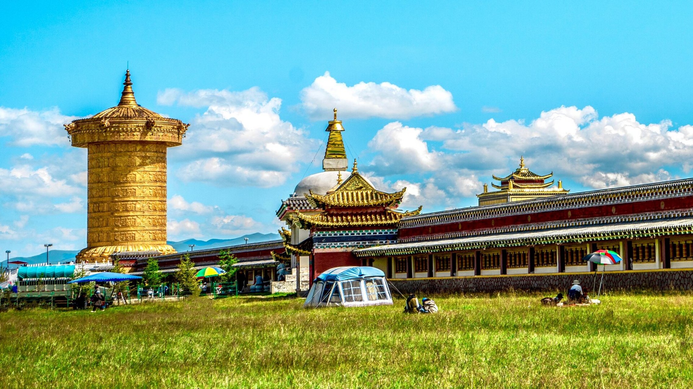 阿万仓娘玛寺 娘玛寺,位于甘南玛曲县阿万仓镇,海拔3500米.