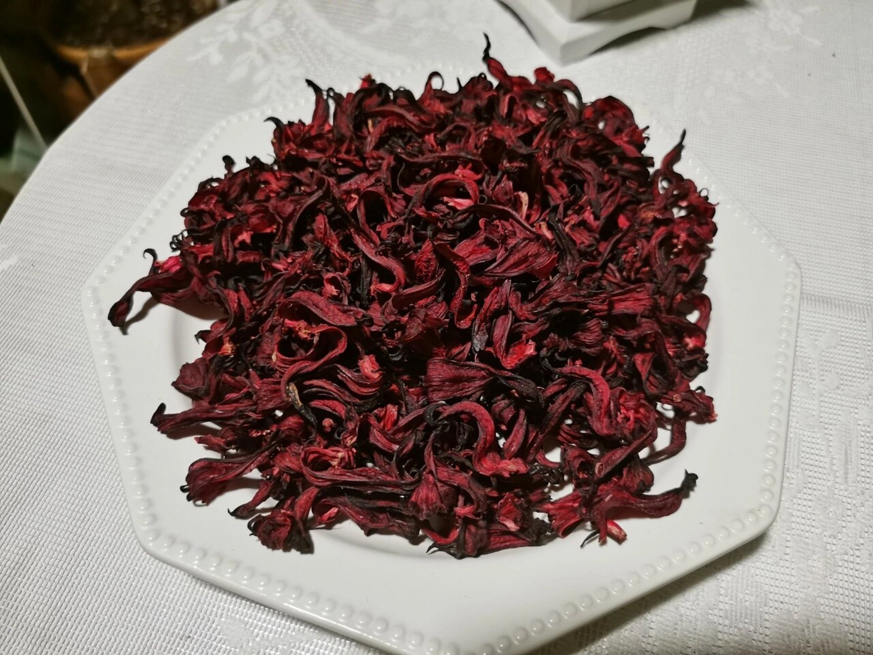 红桃k/洛神花 中秋回妈妈家发现家里院子旁种了一棵植物,整体不高,满