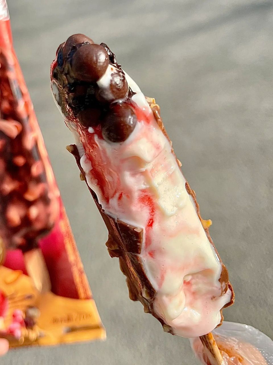 雪糕测评系列|巧乐兹系列新品 红榴巧巧 内容非常丰富 巧克力脆皮一如