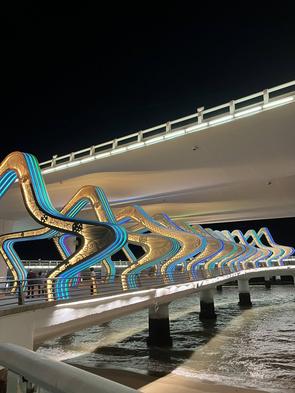 亮灯后的星光大道,你们觉得好看吗 演武大桥的星光大道目前已经开放了