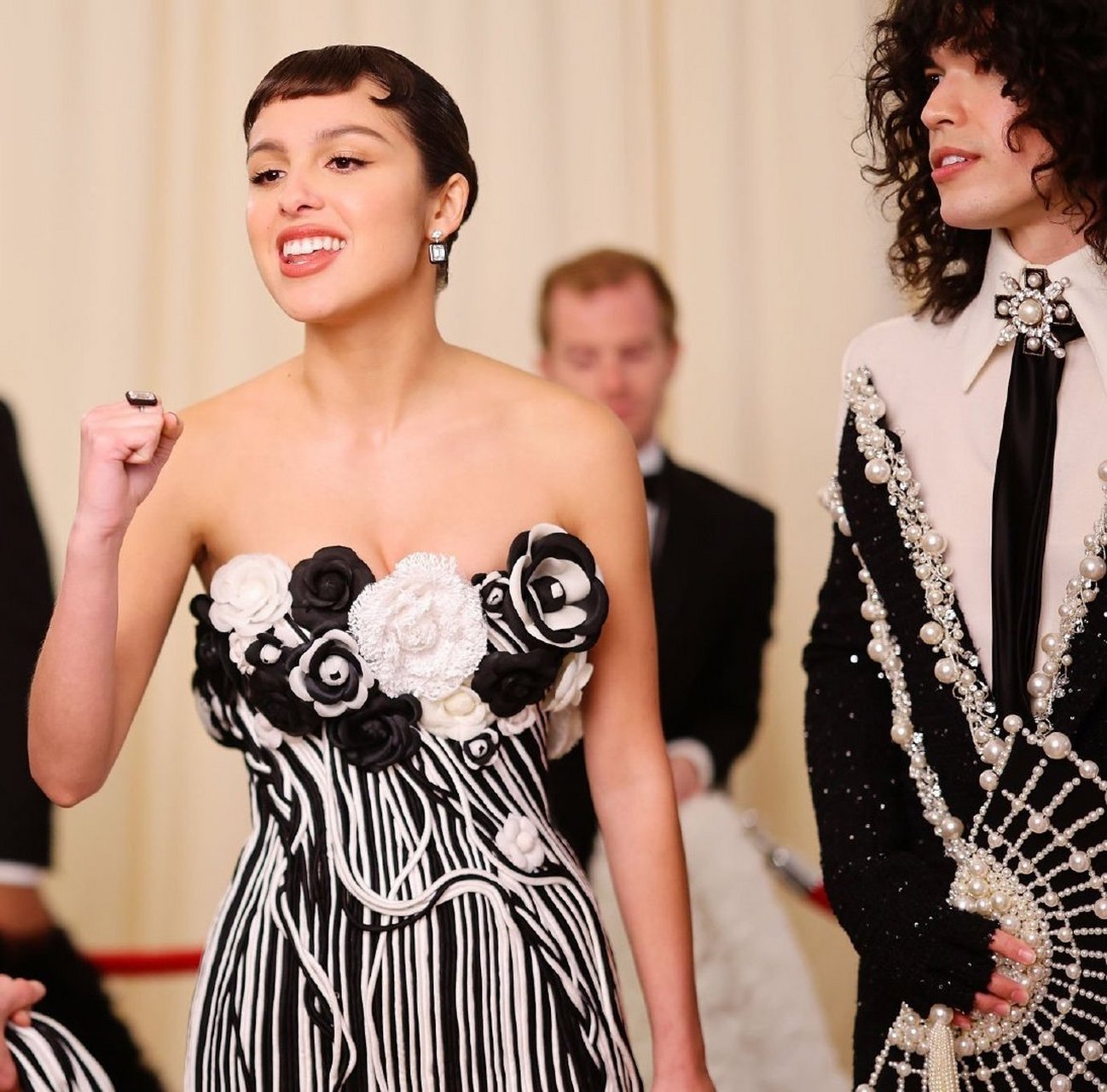 olivia rodrigo今天在 met gala 红毯上长这样~  大家觉得咋样?