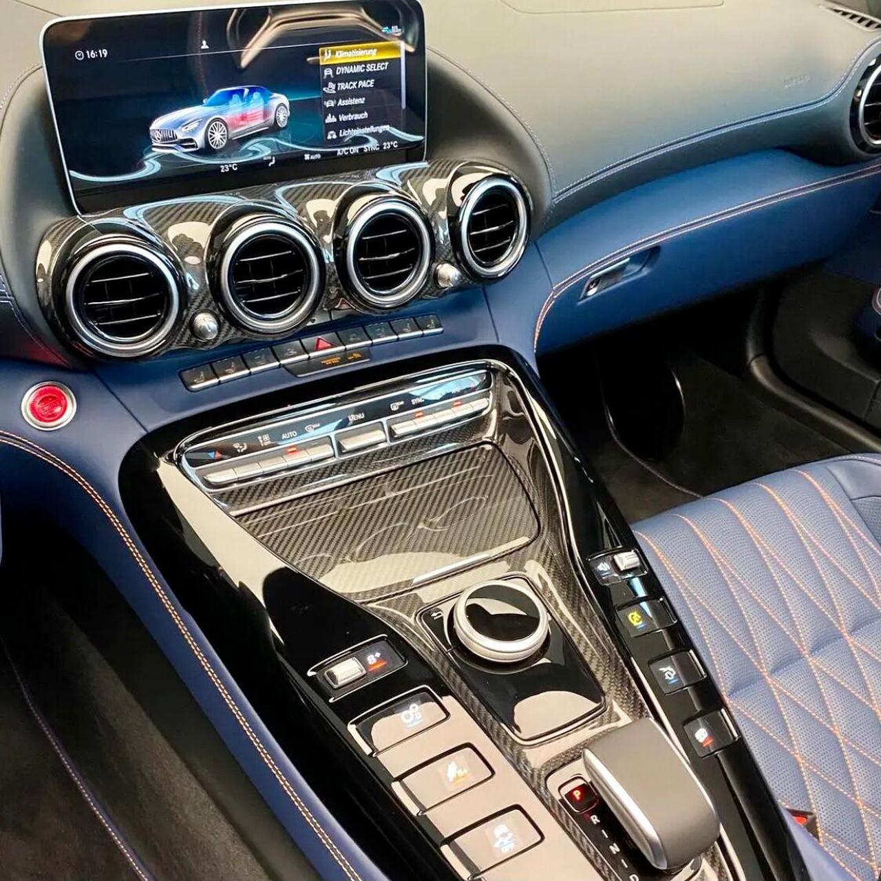 奔驰amg-gtr搭载了一台4.