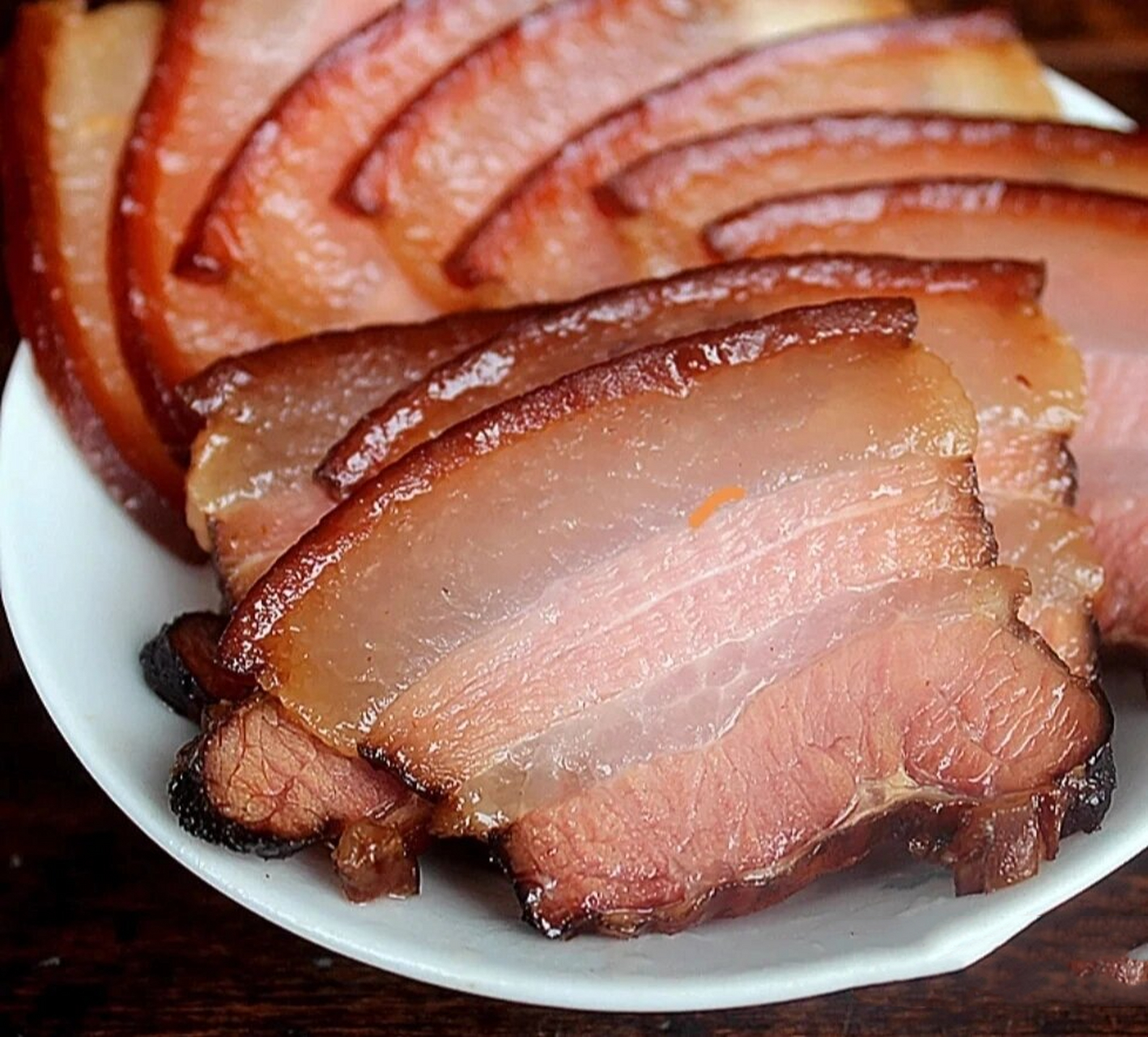 四川酱肉做法 1,准备肉10斤,肉上方穿个洞 2,准备调料(配方在笔记) 2