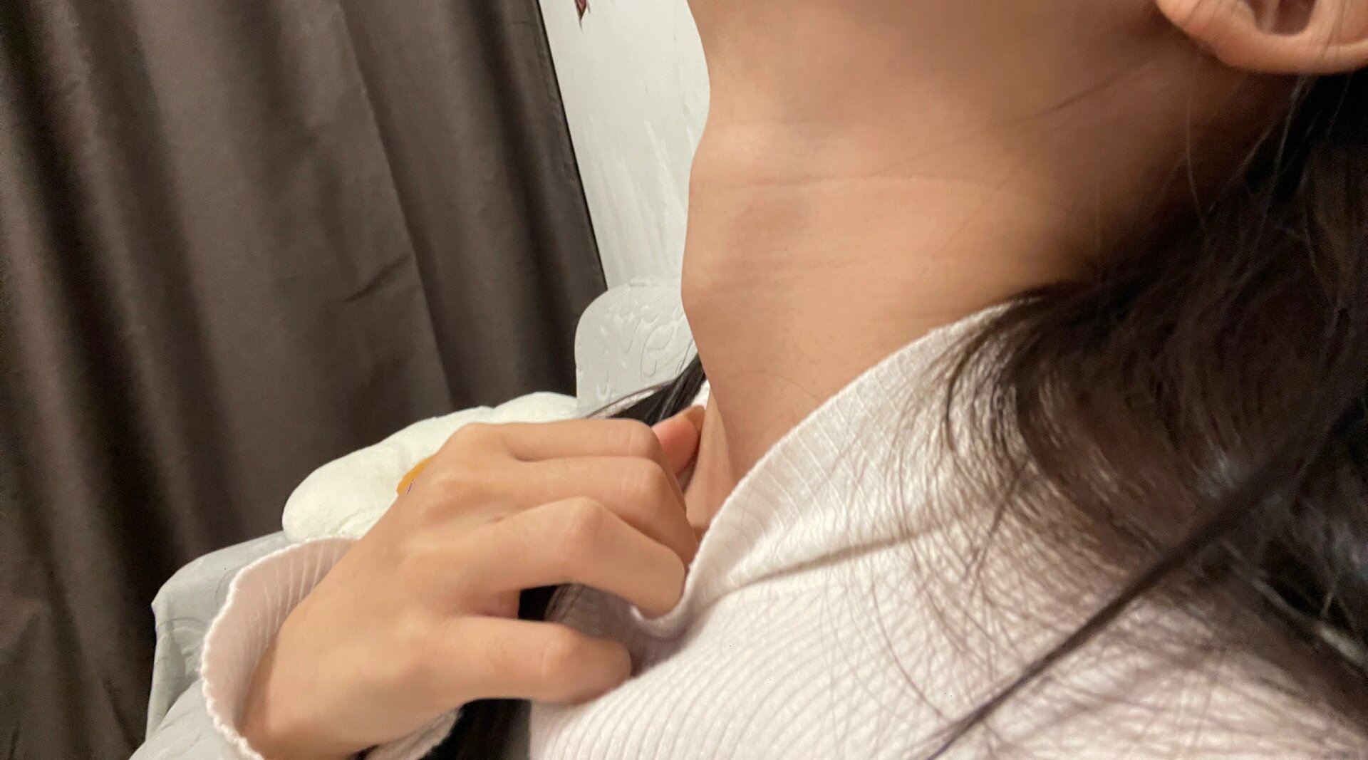 是女生,有喉结是什么原因?