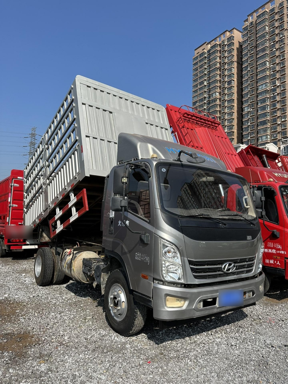 新到20年现代泓图高栏自卸,前置顶,825轮胎,170马力,法士特8档,车况