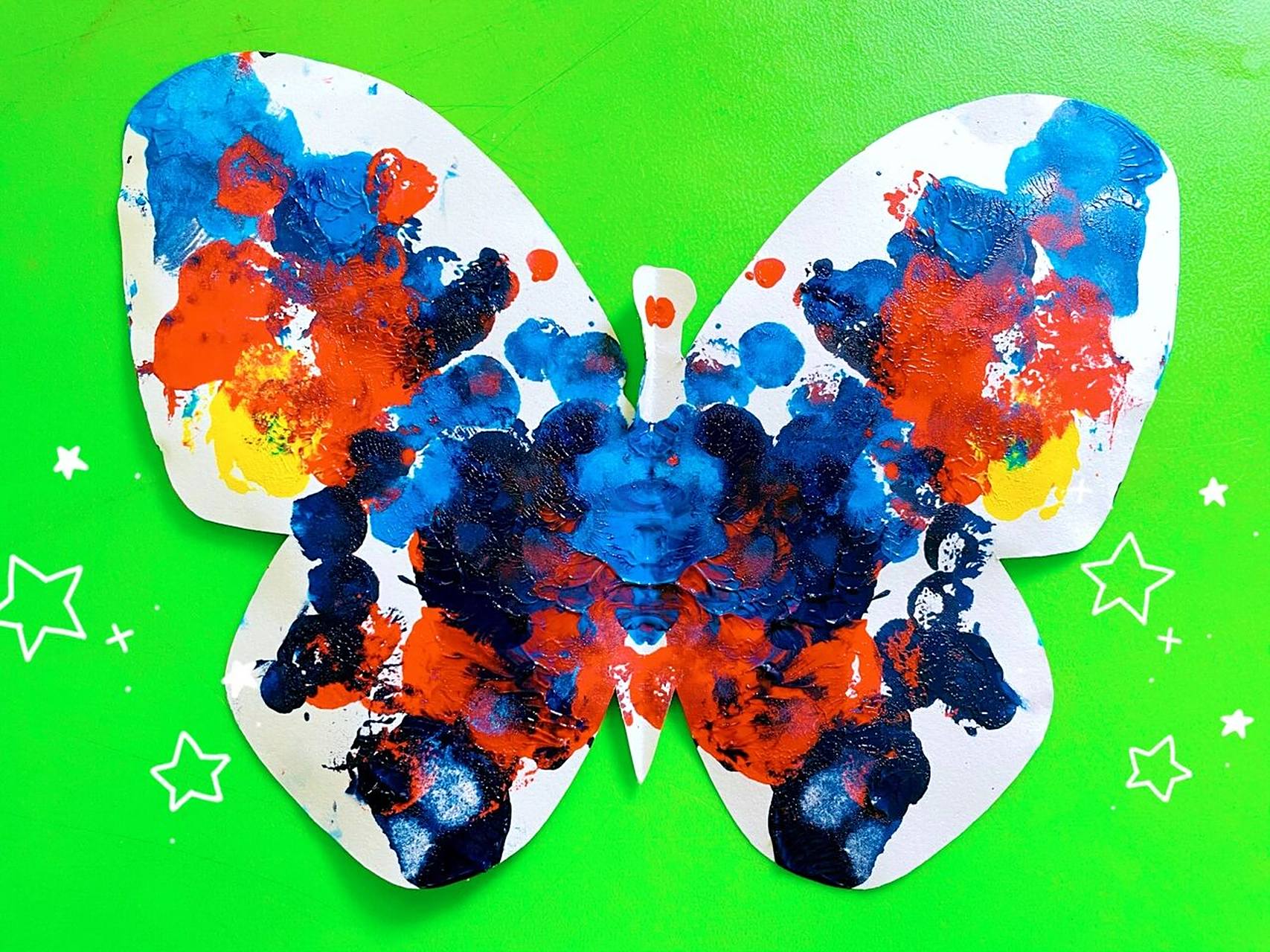 小班创意美术   对称拓印画 小班拓印画《花蝴蝶》 难度系数:8215